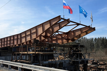 В Кингисеппском районе надвигают пролет нового моста через Лугу