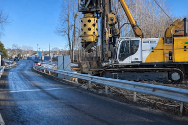 Через реку Лебяжья стартовали работы по устройству опор нового моста