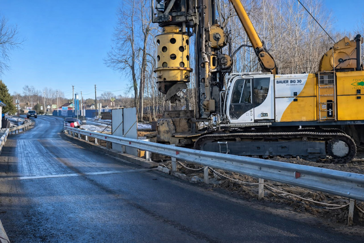 Через реку Лебяжья стартовали работы по устройству опор нового моста
