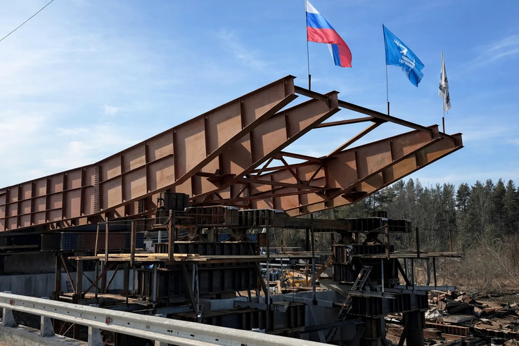 В Кингисеппском районе надвигают пролет нового моста через Лугу